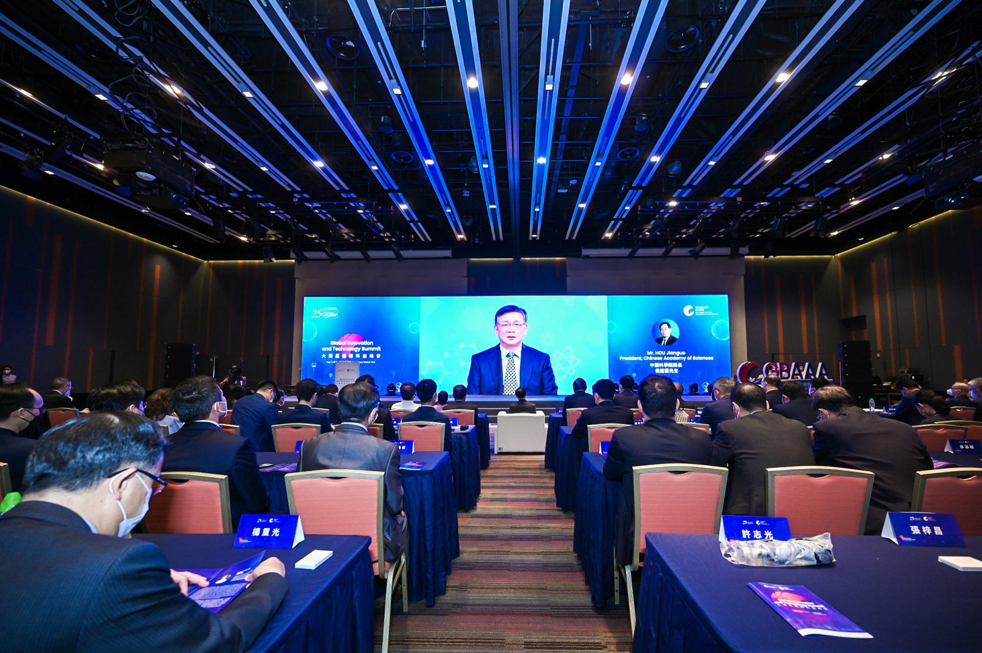 A person giving a presentation to an audience
Description automatically generated with medium confidence